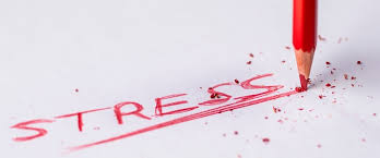 Stress écrit en rouge avec une mine de crayon cassée
